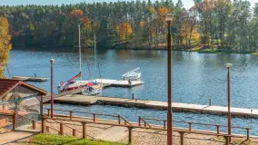 Jesień nad jeziorem Nidzkim, port i ośrodek Wodnik, Ruciane-Nida, październik 2025 r. - zdjęcie 14