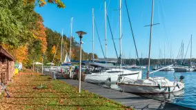 Jesienne kadry w porcie Pod Dębem, nad jeziorem Nidzkim, październik 2025 r. - zdjęcie 6