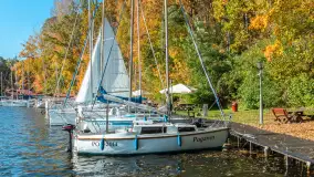 Jesienne kadry w porcie Pod Dębem, nad jeziorem Nidzkim, październik 2025 r. - zdjęcie 37