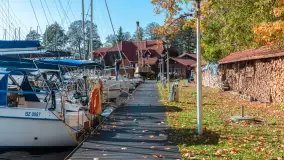 Jesienne kadry w porcie Pod Dębem, nad jeziorem Nidzkim, październik 2025 r. - zdjęcie 19