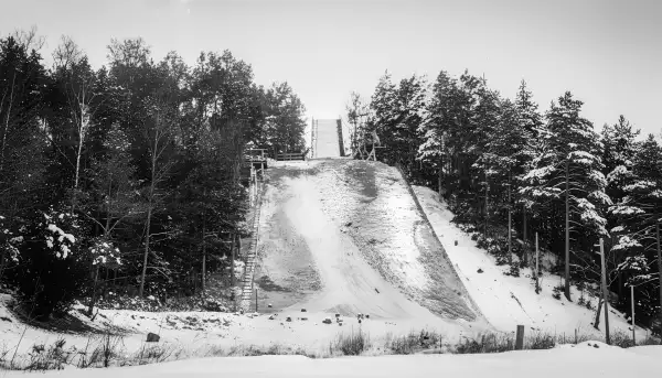 Zapomniana i już dziś nieistniejąca skocznia narciarska na Mazurach (rekonstrukcja AI) - zdjęcie 5