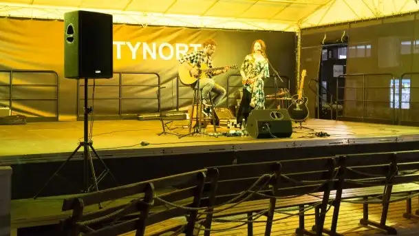 Zdjęcia: Hipnotyzujący wokal podkreślony gitarą akustyczną  - zdjęcie 5