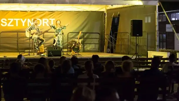 Zdjęcia: Hipnotyzujący wokal podkreślony gitarą akustyczną  - zdjęcie 10