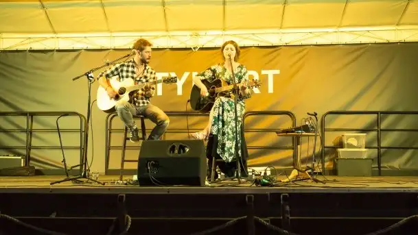 Zdjęcia: Hipnotyzujący wokal podkreślony gitarą akustyczną  - zdjęcie 6