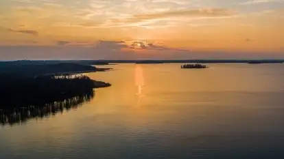 Marcowy zachód słońca nad jeziorem Dobskim