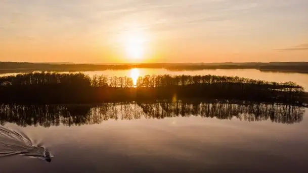 Jezioro Stręgiel skąpane w złocie zachodu słońca