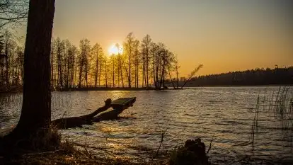 Złote jezioro Dejguny w kwietniowym słońcu