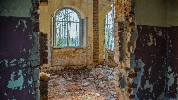 Niszczejąca perełka włoskiej architektury w Silginach - zdjęcie 7