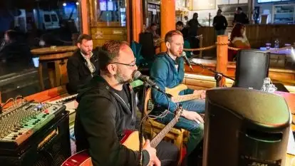 Załoga Dr Bryga w niepełnym składzie w tawernie Rozbitek w Wilkasach