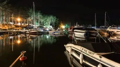 Nocne życie w porcie Tajty, sierpień 2020 r.