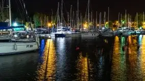 Port AZS Wilkasy skąpany w ciemnościach nocy - zdjęcie 11