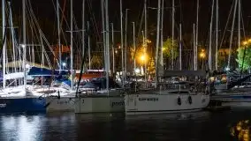 Port AZS Wilkasy skąpany w ciemnościach nocy - zdjęcie 12