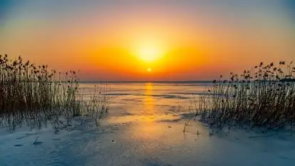 Zimowy zachód słońca nad jeziorem Śniardwy