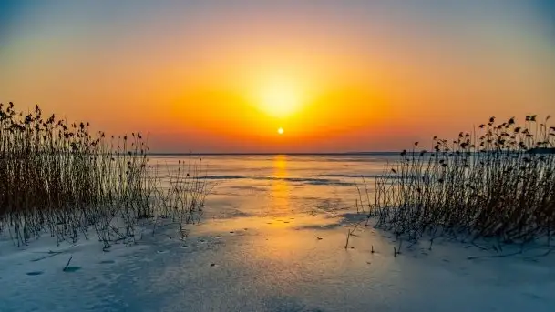 Zimowy zachód słońca nad jeziorem Śniardwy