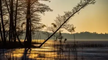 Marcowy zachód słońca nad jeziorem Dejguny
