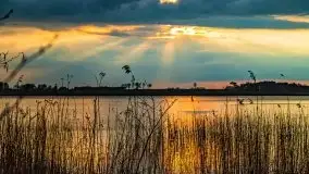 Kwietniowy deszczowy zachód słońca nad jeziorem Kruklin - zdjęcie 1