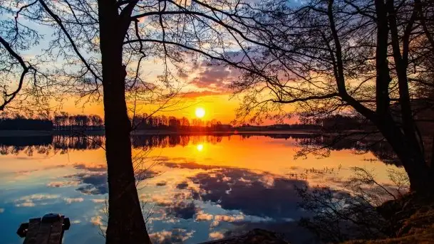 Wiosenny wschód słońca nad jeziorem Stręgiel