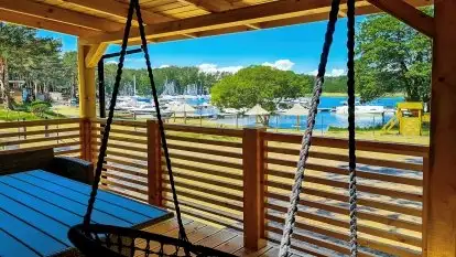 Zobacz komfortowe domki nad jeziorem Tajty