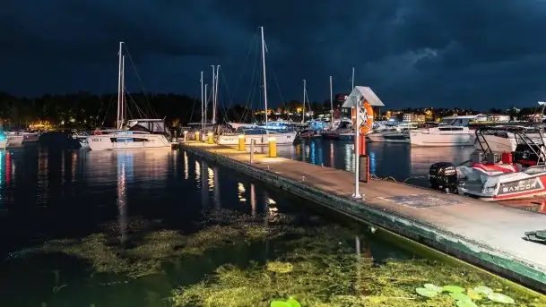 Nocne Mikołajki, Wioska Żeglarska i część promenady