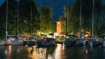 Port Ognisty Ptak pod gwiazdami - zdjęcia nocne