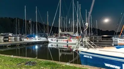 Kolory i klimat nocnego portu w Sztynorcie