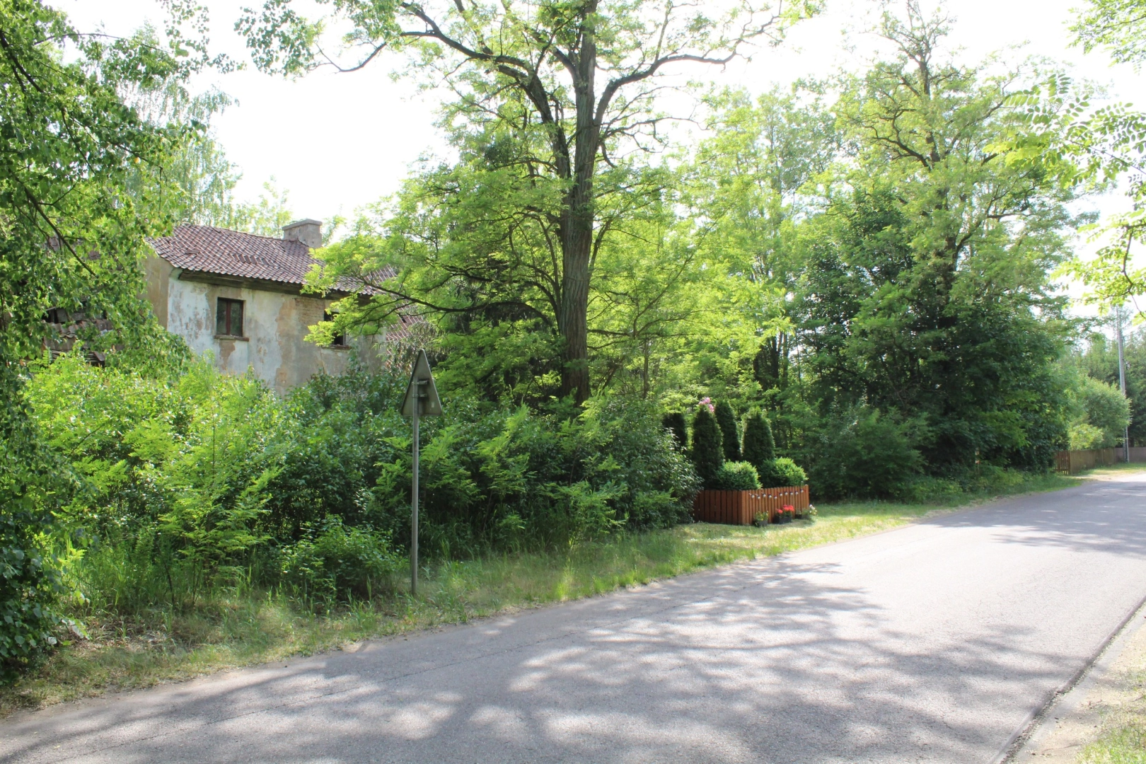 Nieduże poniemieckie siedlisko, 5 km od Karwicy i jeziora Nidzkiego