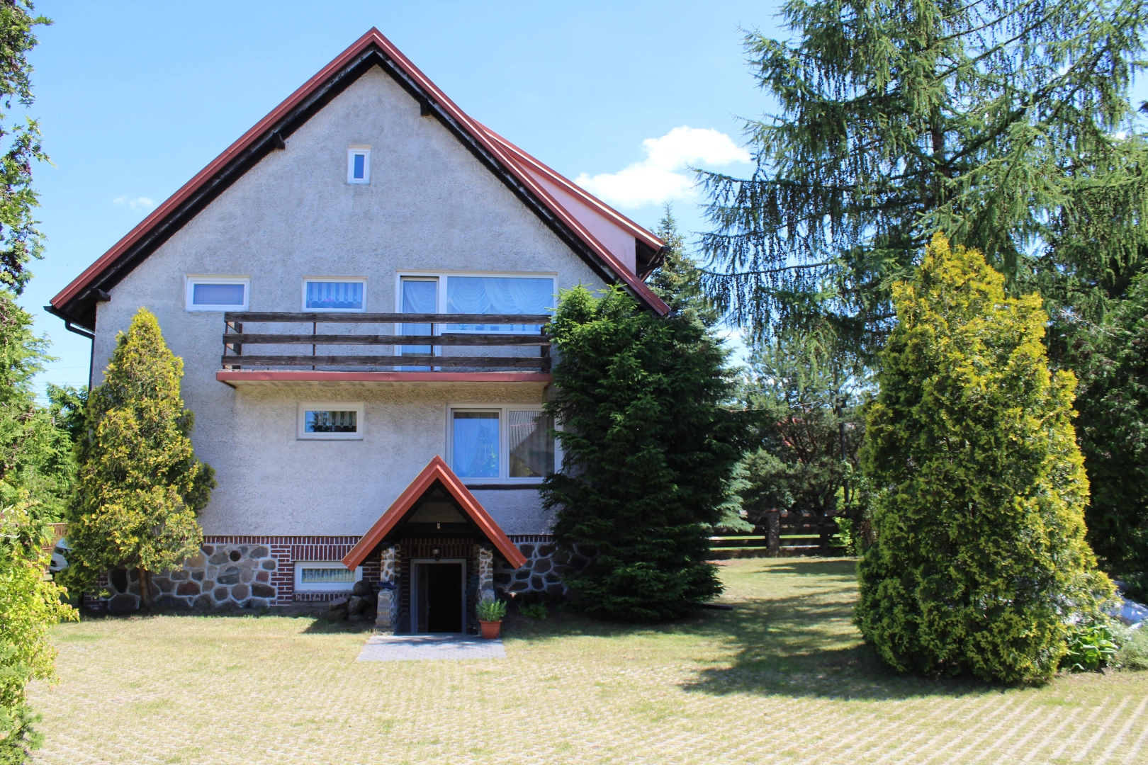 Dom na spokojnym osiedlu w Piszu blisko jeziora Mazury