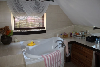 Dom na spokojnym osiedlu w Piszu blisko jeziora Mazury - zdjęcie 12