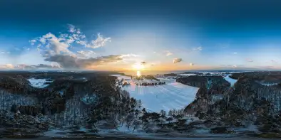 Zachód słońca widziany znad lasów w Nowym Harszu, grudzień 2022 r.