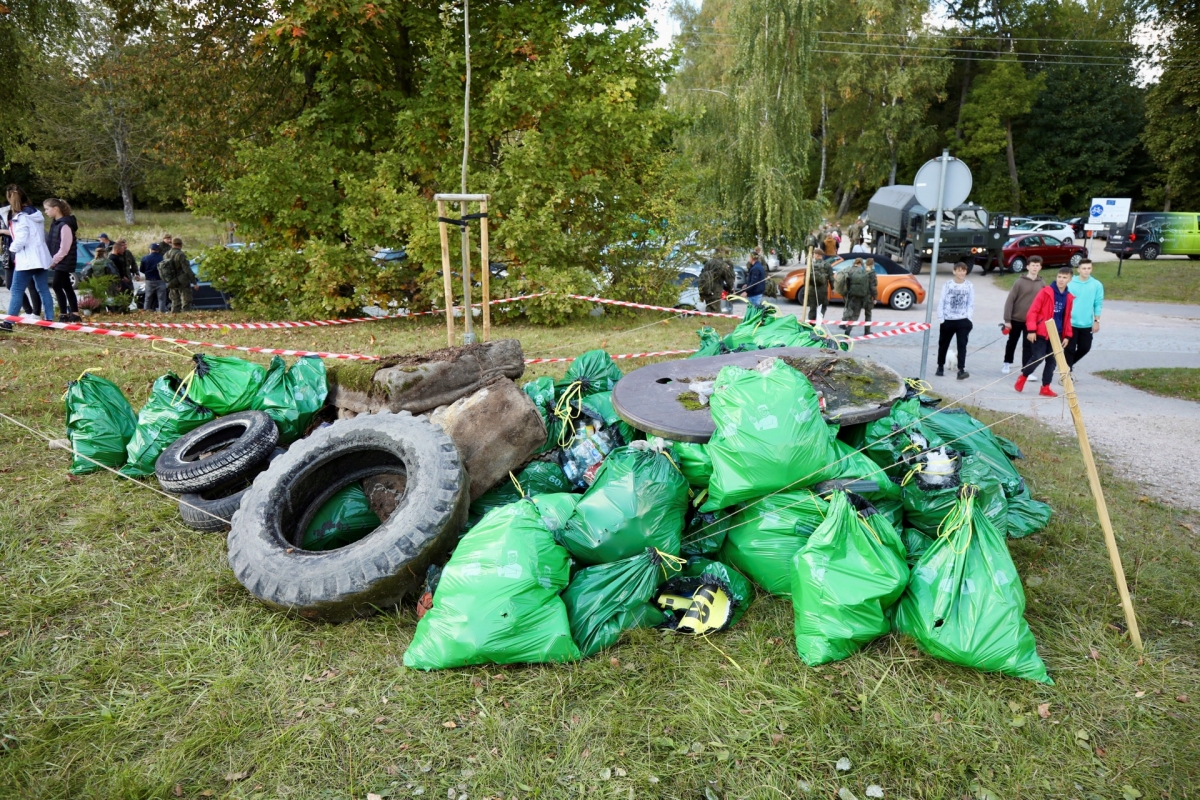 Opony, materac i deska surfingowa – lasy w Giżycku posprzątane